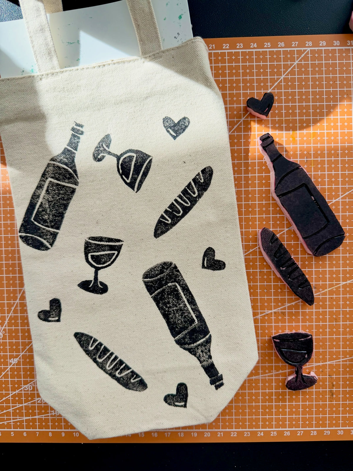 Linoldruck auf Weintasche - Wine & Print